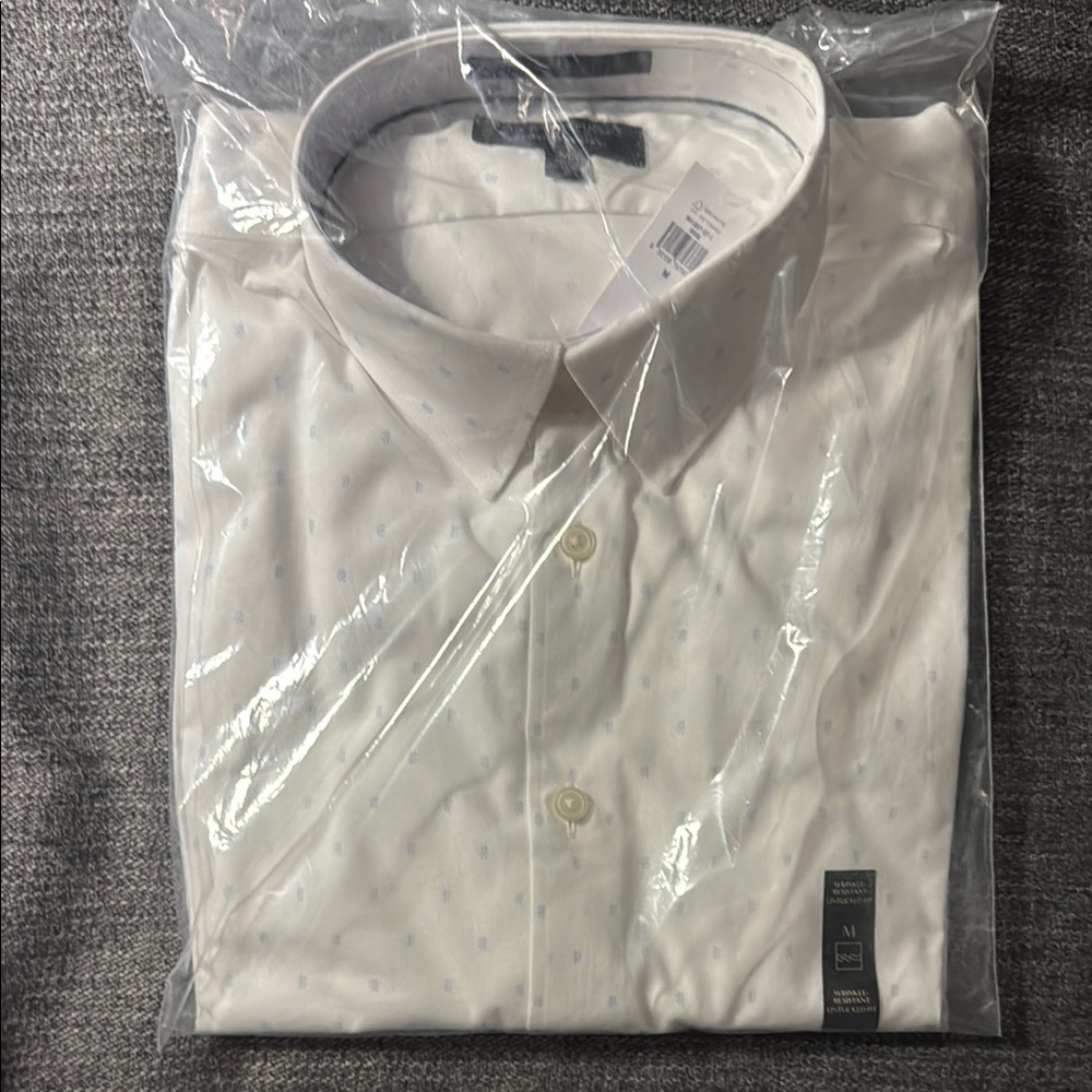 Banana Republic Men’s Medium, Untucked Fit, Wrinkle Resistant Button Down